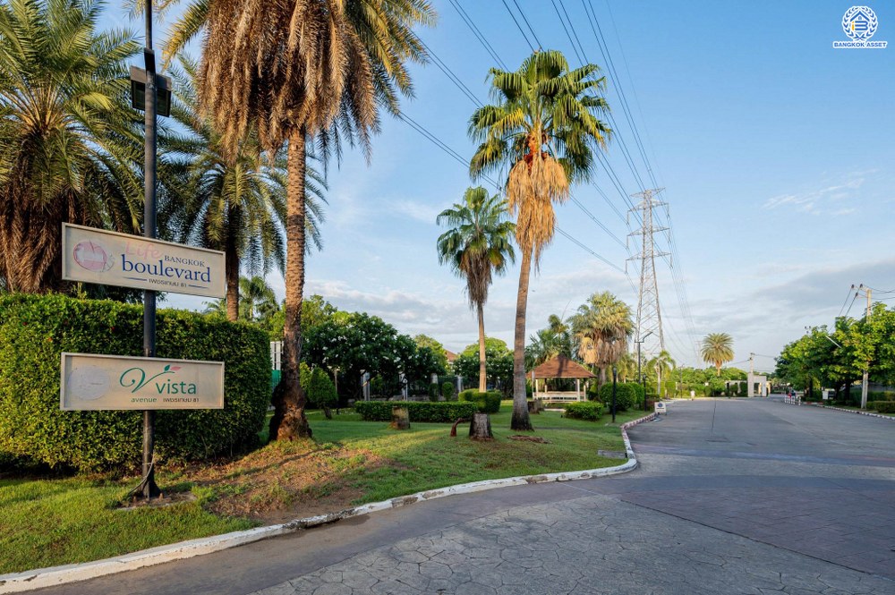 บ้านมือสอง โครงการ วิสต้าอเวนิว เพชรเกษม81 หลังมุม จาก SC Asset เนื้อที่กว้าง 31.7 ตร.ว. ฟังก์ชัน 3 ห้องนอน 2 ห้องน้ำ 1 ที่จอดรถ ราคาถูก และคุ้มค่าที่สุดในโครงการ! บนทำเลศักยภาพ เข้า-ออกหลายเส้นทาง อาทิ ถนนเพชรเกษม ถนนพุทธมณฑลสาย3 ใกล้รถไฟฟ้าสายสีน้ำเงิน(ส่วนต่อขยาย)